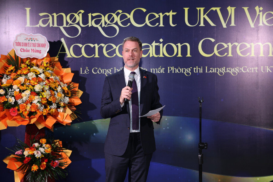 Phó Đại sứ Vương quốc Anh tại Việt Nam Alex Strugnell phát biểu. 2.jpg