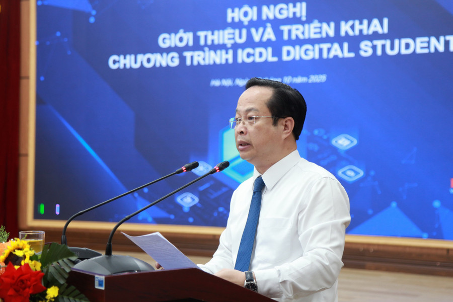 Giám đốc Sở GD&ĐT Hà Nội Trần Thế Cương phát biểu khai mạc. img-0573.jpg