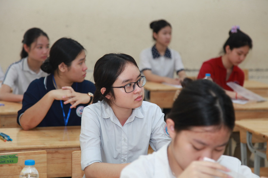 Thí sinh trước giờ làm bài thi img-0088.jpg