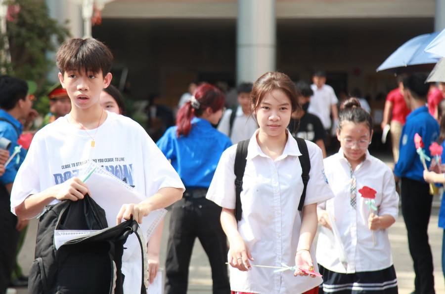Món quà mang ý nghĩa tinh thần, giúp thí sinh tự tin vượt qua kỳ thi. img-0084.jpg