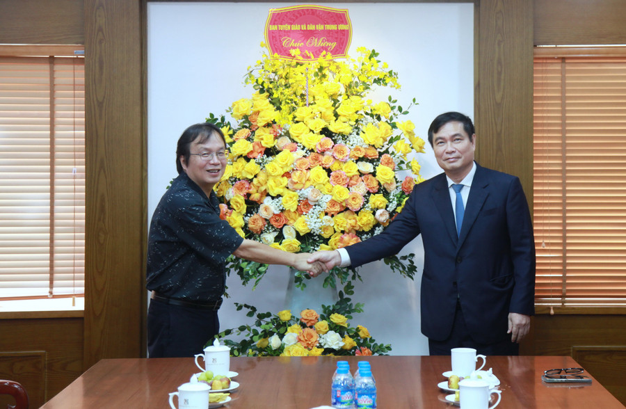 Ông Phan Xuân Thủy - Phó trưởng Ban Tuyên giáo và Dân vận Trung ương chúc mừng ông Nguyễn Tiến Thanh cùng tập thể Nhà xuất bản Giáo dục Việt Nam. img-0088.jpg
