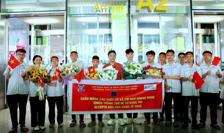 Các bạn trong trường chúc mừng thành tích của Ngô Quang Minh. img-0434.jpg