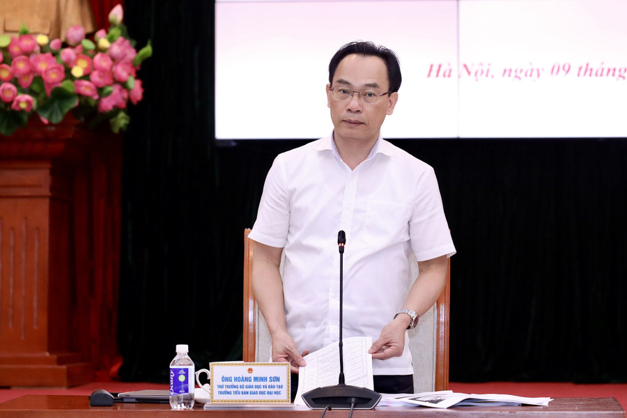 Thứ trưởng Bộ GD&ĐT Hoàng Minh Sơn phát biểu kết luận phiên họp. img-4294.jpg