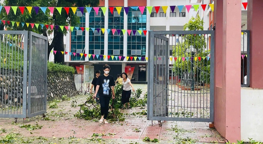 Giáo viên Trường Tiểu học Thanh Trì (quận Hoàng Mai) khắc phục hậu quả sau mưa bão.