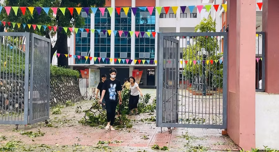 Giáo viên Trường Tiểu học Thanh Trì (quận Hoàng Mai) khắc phục hậu quả sau mưa bão.