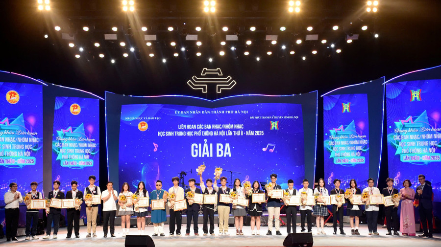 Ban tổ chức trao giải Ba cho các nhóm nhạc. z6551734202673-76c035ea0312c515852fdb8a29fbc415.jpg