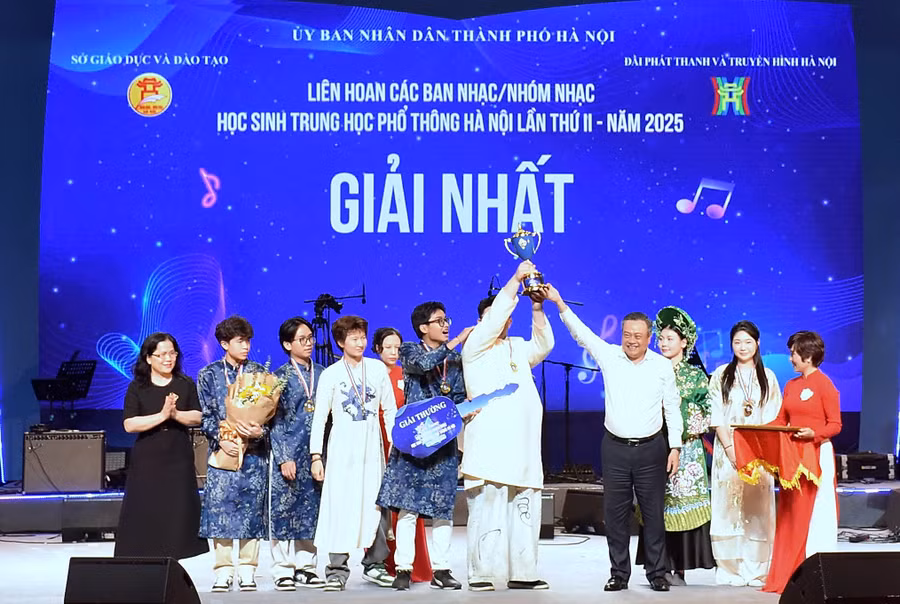 Chủ tịch UBND TP Hà Nội Trần Sỹ Thanh và Thứ trưởng Bộ GD&ĐT Nguyễn Thị Kim Chi trao giải Nhất cho nhóm nhạc BG70 của Trường THPT Việt Đức.