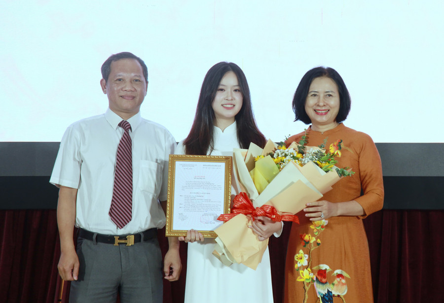 Đại diện Đảng bộ Trường THPT chuyên Hà Nội - Amsterdam trao quyết định kết nạp Đảng cho học sinh Võ Hương Trà. img-0343.jpg