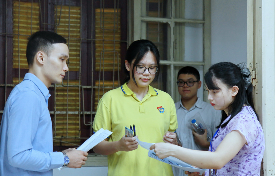 Bước vào buổi thi môn Ngữ văn, nhiều thí sinh Hà Nội khá thoải mái, thậm chí vui vẻ đưa ra dự đoán nội dung sẽ xuất hiện trong phần nghị luận xã hội. img-0141.jpg