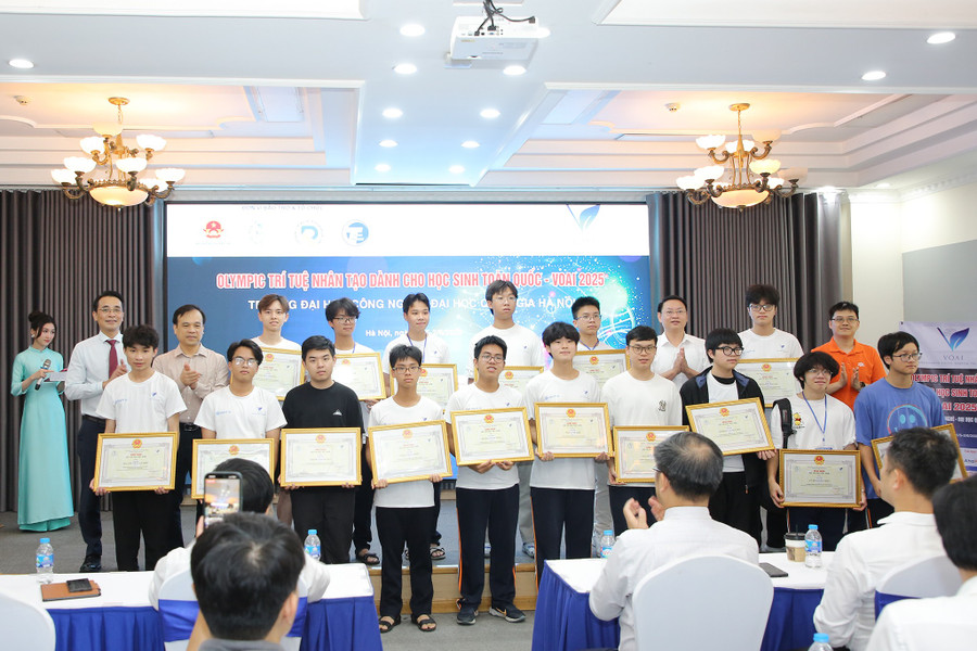 Ban tổ chức trao giải Nhì cho các thí sinh. giai-nhi.jpg