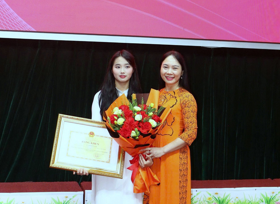 Vũ Thị Kim Oanh và cô hiệu trưởng Nguyễn Thị Hòa. z6653585515130-6176206a9a887570d3a068c9cef4d0d0.jpg