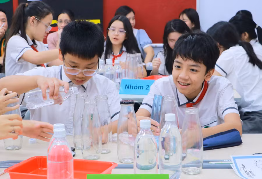 Học sinh Hà Nội hào hứng trải nghiệm giáo dục STEM.