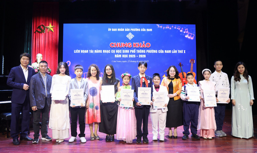 Ban tổ chức trao giải cho các thí sinh.