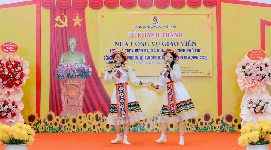 Tiết mục văn nghệ chào mừng buổi lễ. die03213.jpg