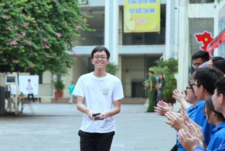 Niềm vui của thí sinh sau khi hoàn thành bài thi đầu tiên.