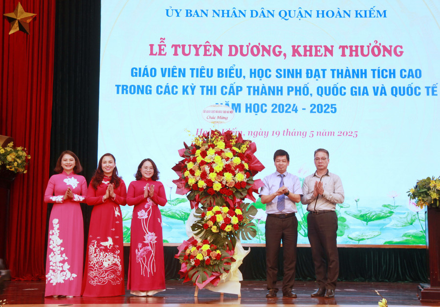 Lãnh đạo Sở GD&ĐT Hà Nội chúc mừng ngành GD-ĐT quận Hoàn Kiếm. img-0066.jpg