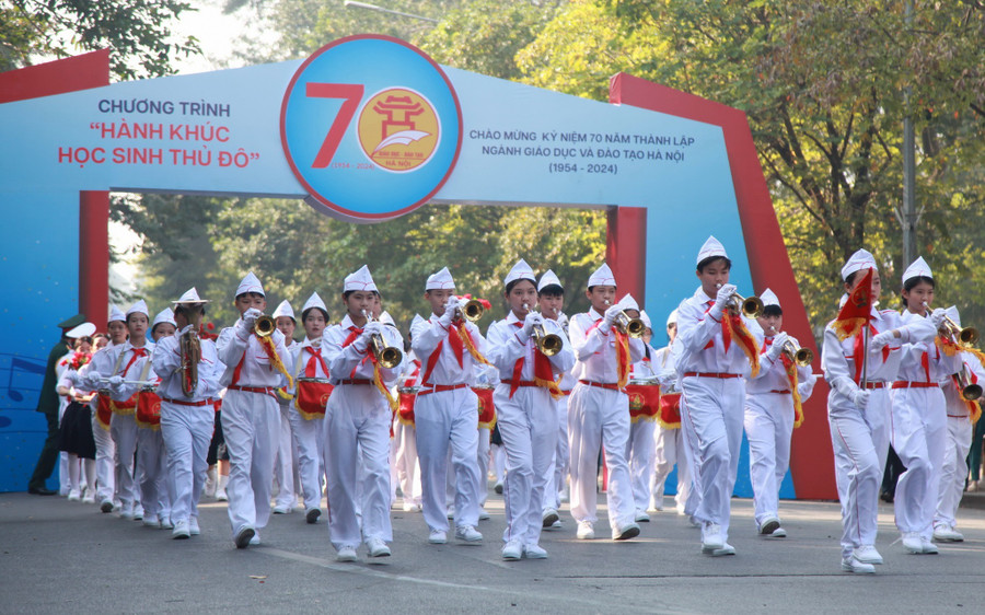Chương trình “Hành khúc học sinh Thủ đô” được tổ chức thành công chào mừng kỷ niệm 70 năm thành lập ngành GD-ĐT Hà Nội.