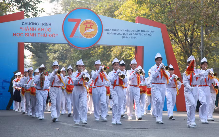 Chương trình “Hành khúc học sinh Thủ đô” được tổ chức thành công chào mừng kỷ niệm 70 năm thành lập ngành GD-ĐT Hà Nội.