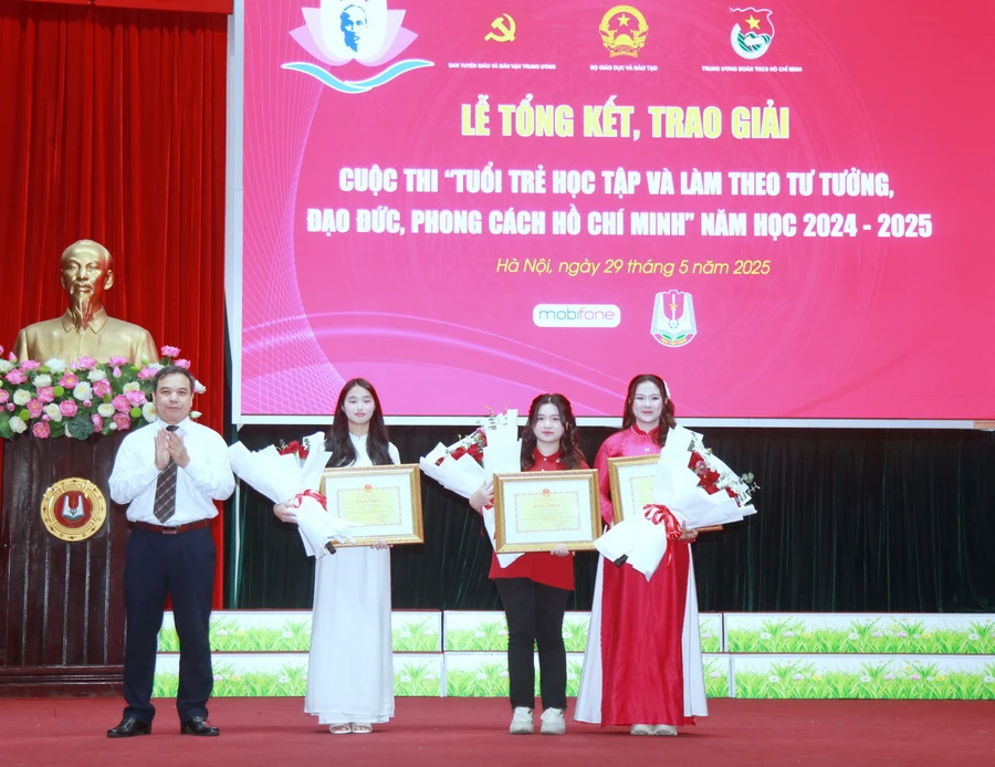 Ban tổ chức trao thưởng cho các thí sinh đoạt giải Nhất.
