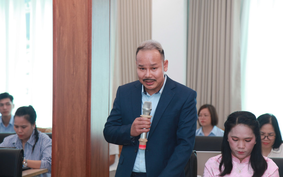 Ông Oudone Somaloun, đại diện các học viên tham gia khóa học phát biểu. img-0353.jpg