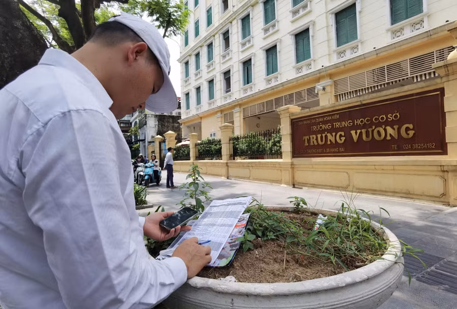 Thầy Nguyễn Trọng Đạt, giáo viên Trường THCS-THPT Hồng Hà điểm danh học sinh. Ảnh: Lê Tùng.