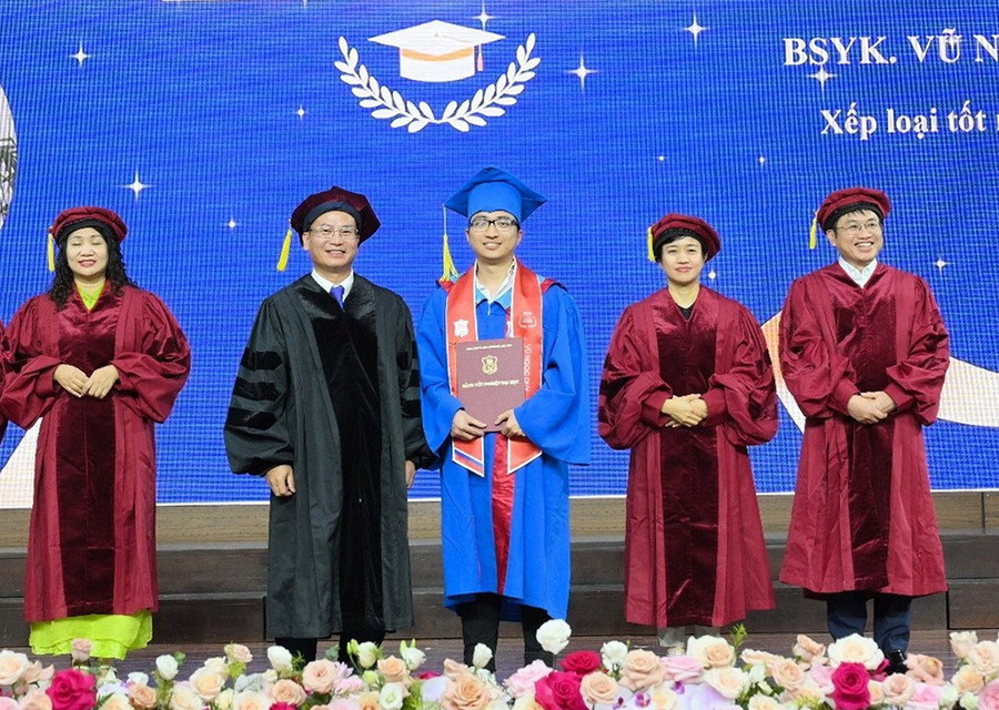 Duy nhận bằng tốt nghiệp bác sĩ loại giỏi.