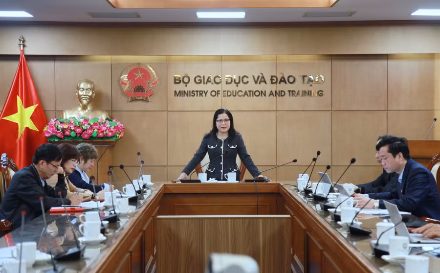 Thứ trưởng Nguyễn Thị Kim Chi chủ trì cuộc họp.