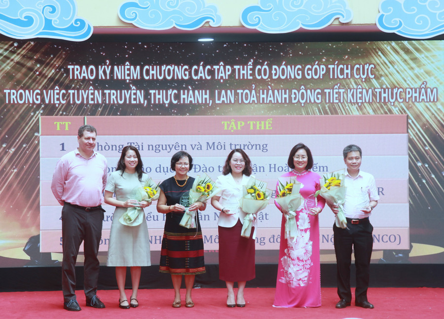 Ông Emmanuel Cerise - Giám đốc PRX Việt Nam trao kỷ niệm chương cho các tập thể có đóng góp tích cực trong việc tuyên truyền, thực hành, lan tỏa hành động. img-0463.jpg