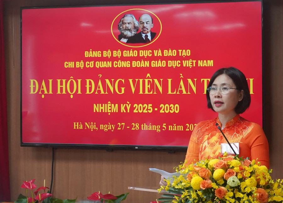 Đồng chí Lê Thị Mai Oanh - Phó Bí thư Chi bộ trình bày dự thảo báo cáo chính trị. dsc035742.jpg