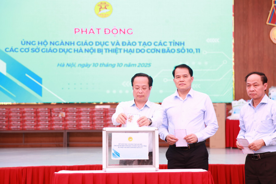 Giám đốc Sở GD&ĐT Hà Nội Trần Thế Cương ủng hộ tại chương trình. img-0119.jpg