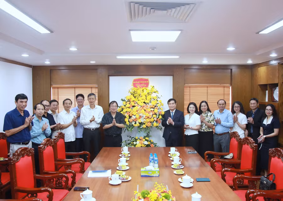 Ban Tuyên giáo và Dân vận Trung ương chúc mừng Nhà xuất bản Giáo dục Việt Nam.