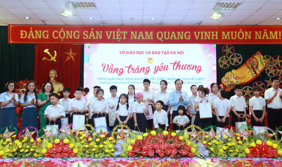Lãnh đạo Sở GD&ĐT Hà Nội tặng quà Trung thu cho học sinh các trường chuyên biệt. img-0131.jpg
