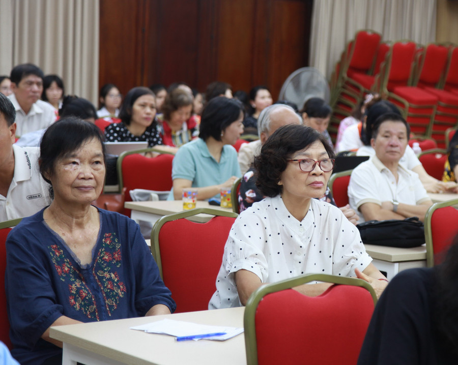 Buổi lễ có sự tham dự của các đồng chí Bí thư chi bộ, Tổ trưởng dân phố và thành viên đại diện Tổ chuyển đổi số cộng đồng/ tổ trên địa bàn phường. img-0133.jpg