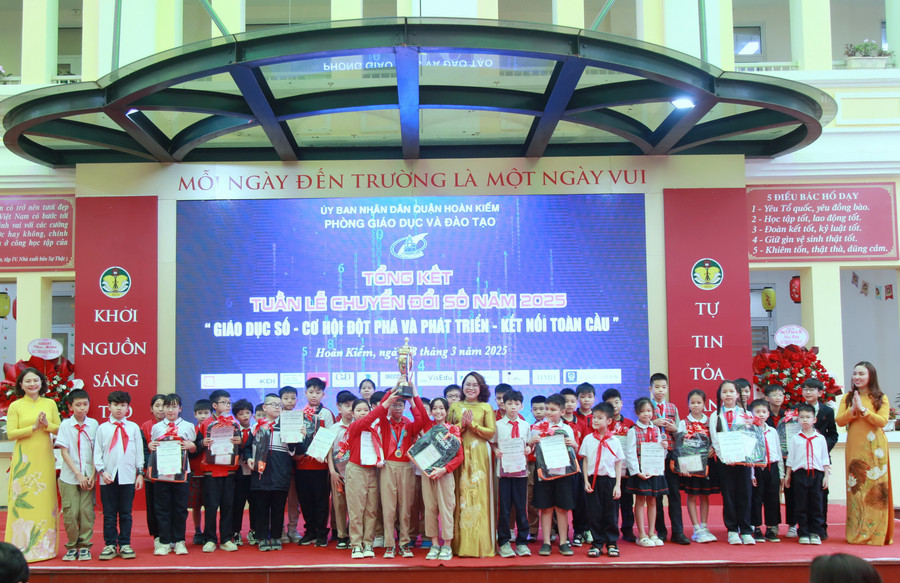Ban tổ chức trao giải cuộc thi "Đi tìm Công dân số tài năng dành cho học sinh tiểu học".