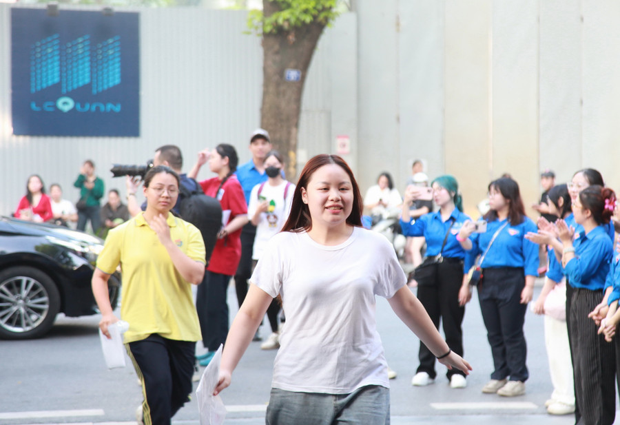 Sáng 26/6, điểm thi trường THPT Trần Phú (quận Hoàn Kiếm) rộn ràng tiếng cười nói của thí sinh tham gia kỳ thi tốt nghiệp THPT 2025. img-0050.jpg