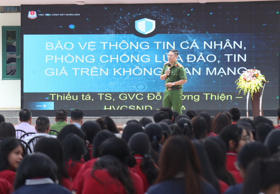 Buổi tuyên truyền kiến thức pháp luật trong việc bảo vệ thông tin cá nhân, phòng chống lừa đảo, tin giả trên không gian mạng. img-0062.jpg