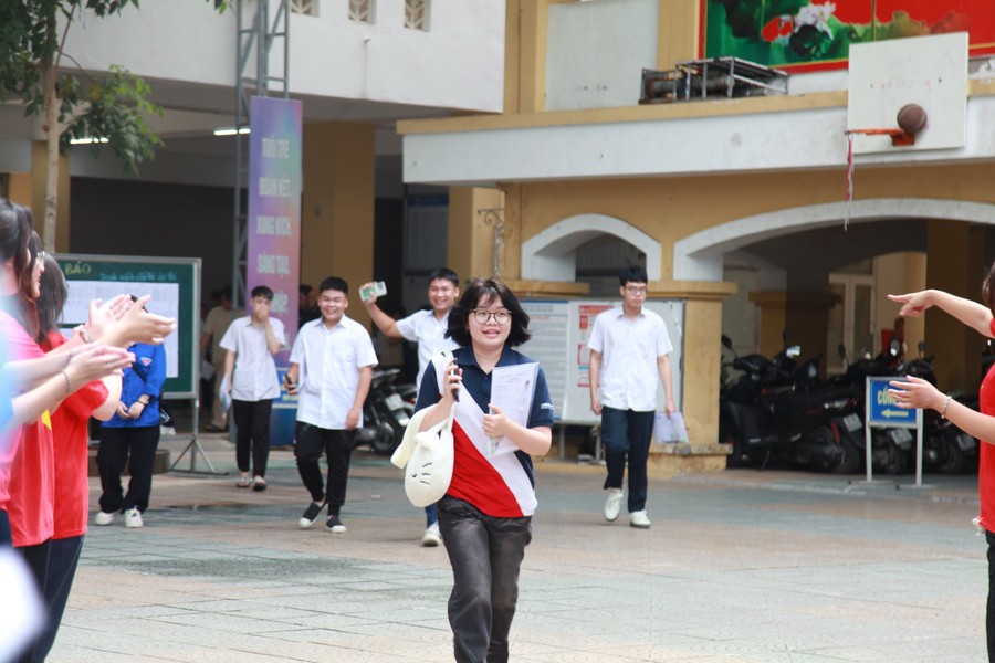 Sau 120 phút làm bài thi môn Ngữ văn trong sáng 26/6/2025, thí sinh Hà Nội đã hoàn thành bài thi đầu tiên của Kỳ thi tốt nghiệp THPT năm 2025. Buổi chiều, thí sinh tiếp tục thi môn Toán trong thời gian 90 phút. img-0445.jpg