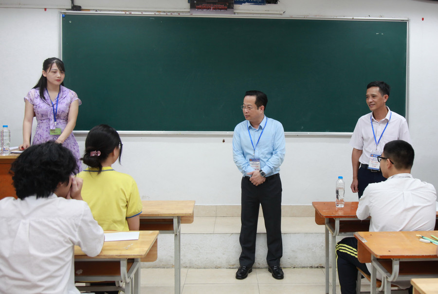 Giám đốc Sở GD&ĐT Hà Nội Trần Thế Cương động viên các thí sinh. img-0168.jpg