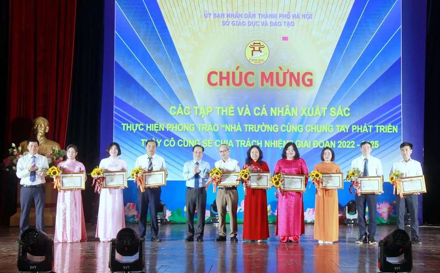 Giám đốc Sở GD&ĐT Hà Nội Trần Thế Cương, Phó Giám đốc Sở GD&ĐT Hà Nội Phạm Quốc Toản chúc mừng các tập thể xuất sắc trong thực hiện phong trào.
