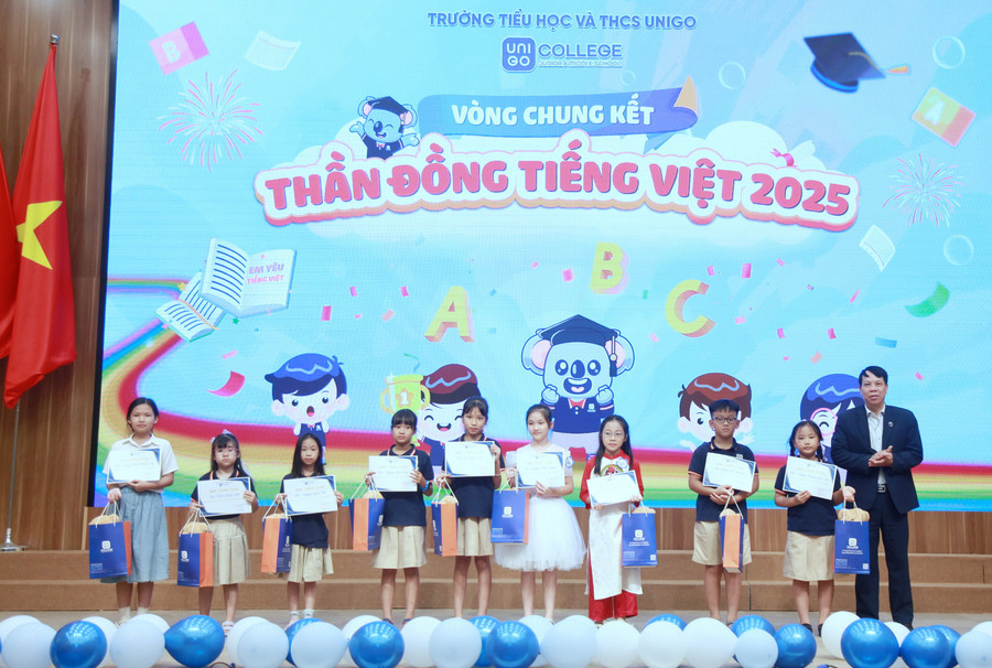 Ban tổ chức trao giấy chứng nhận cho các thí sinh. img-0533.jpg