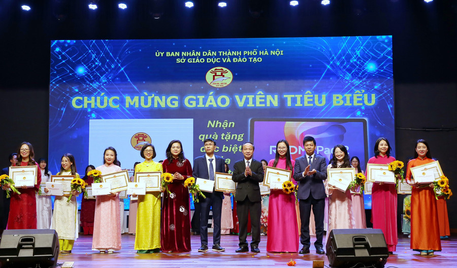 Ban tổ chức trao thưởng cho các giáo viên tiêu biểu.