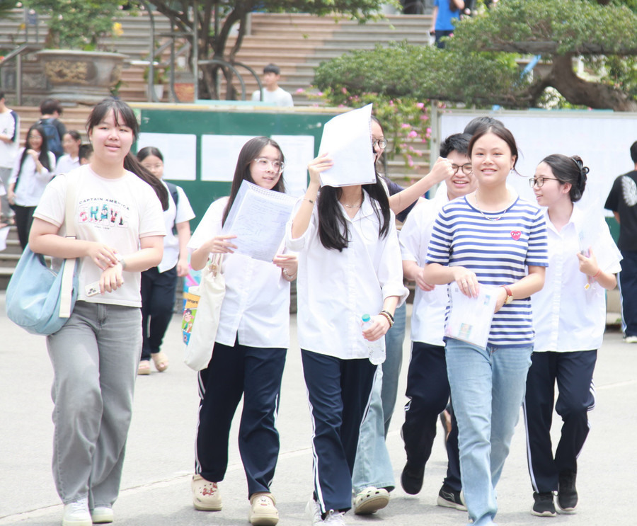 Thí sinh tự tin khi hoàn thành bài thi Ngữ văn chuyên. img-0070.jpg