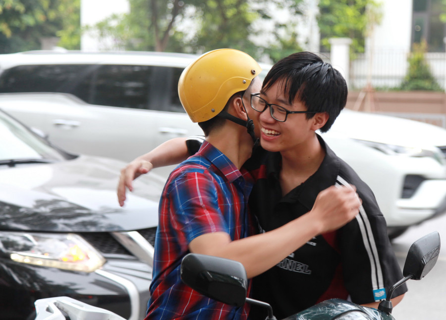 Phụ huynh động viên con trước giờ làm bài thi. img-0077.jpg
