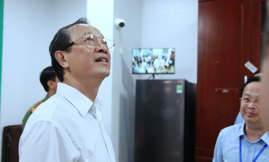 Thứ trưởng Phạm Ngọc Thưởng kiểm tra hệ thống camera giám sát. img-0371.jpg
