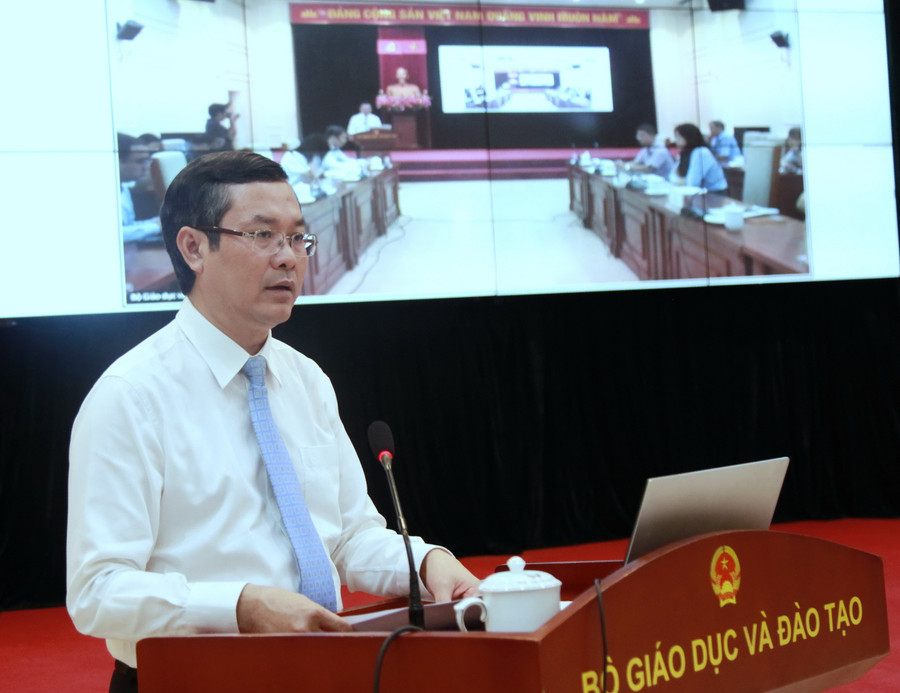 Thứ trưởng Bộ GD&ĐT Nguyễn Văn Phúc phát động phong trào thi đua.