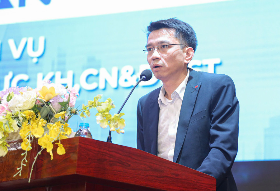 Herr Khong Quoc Minh, innovationsavdelningen, ministeriet för vetenskap och teknik, presenterade utbildningsinnehållet. z7308175565709-7fbbc3b718f01ffa89be2c4973ca515e.jpg