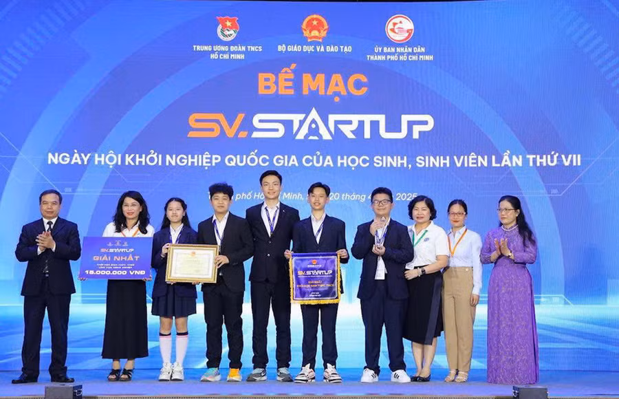 Thứ trưởng Bộ GD&ĐT Nguyễn Thị Kim Chi chúc mừng thành tích của nhóm học sinh đoạt giải Nhất đến từ Trường THCS Ngô Sĩ Liên.