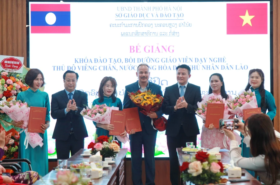 Giám đốc Sở GD&ĐT Hà Nội Trần Thế Cương trao chứng chỉ đào tạo cho các học viên.