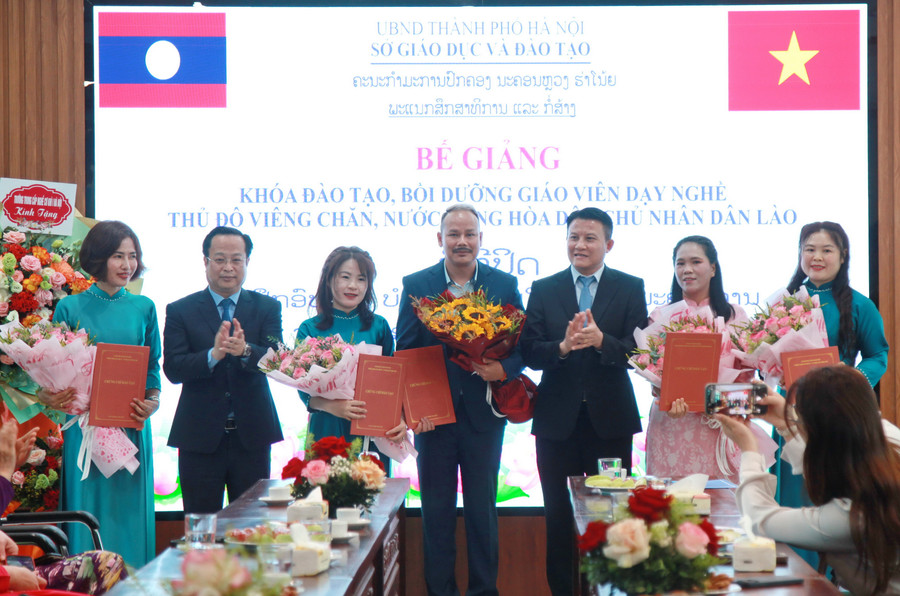 Giám đốc Sở GD&ĐT Hà Nội Trần Thế Cương trao chứng chỉ đào tạo cho các học viên.