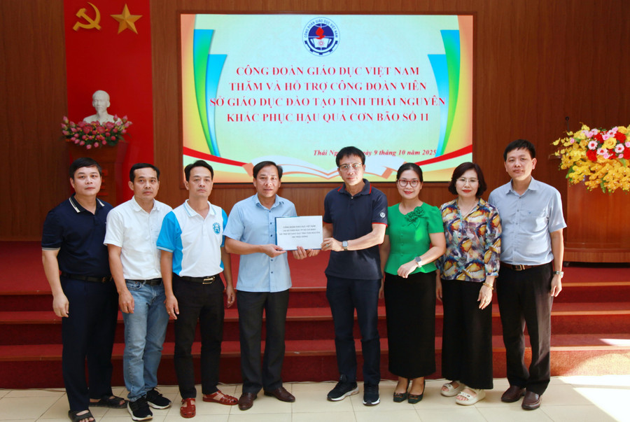 Công đoàn Giáo dục Việt Nam trao hỗ trợ cho Sở GD&ĐT Thái Nguyên. img-0098.jpg